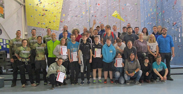 Gruppenfoto der Teilnehmer des Klettertags 2019 der Westeifel Werke und anderer Einrichtungen für Menschen mit Behinderung